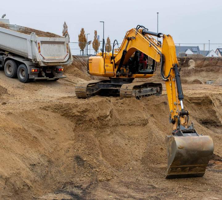 Terrassement précis avant construction ou aménagement.